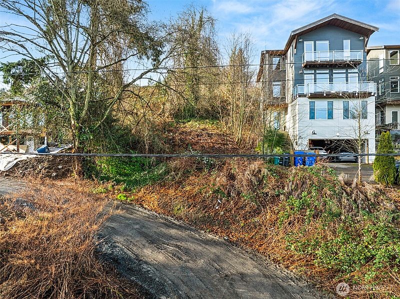 4th image of 4019 Burton Place W