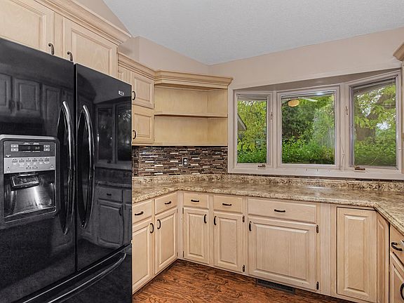 5th image of 604 Southwoods Dr