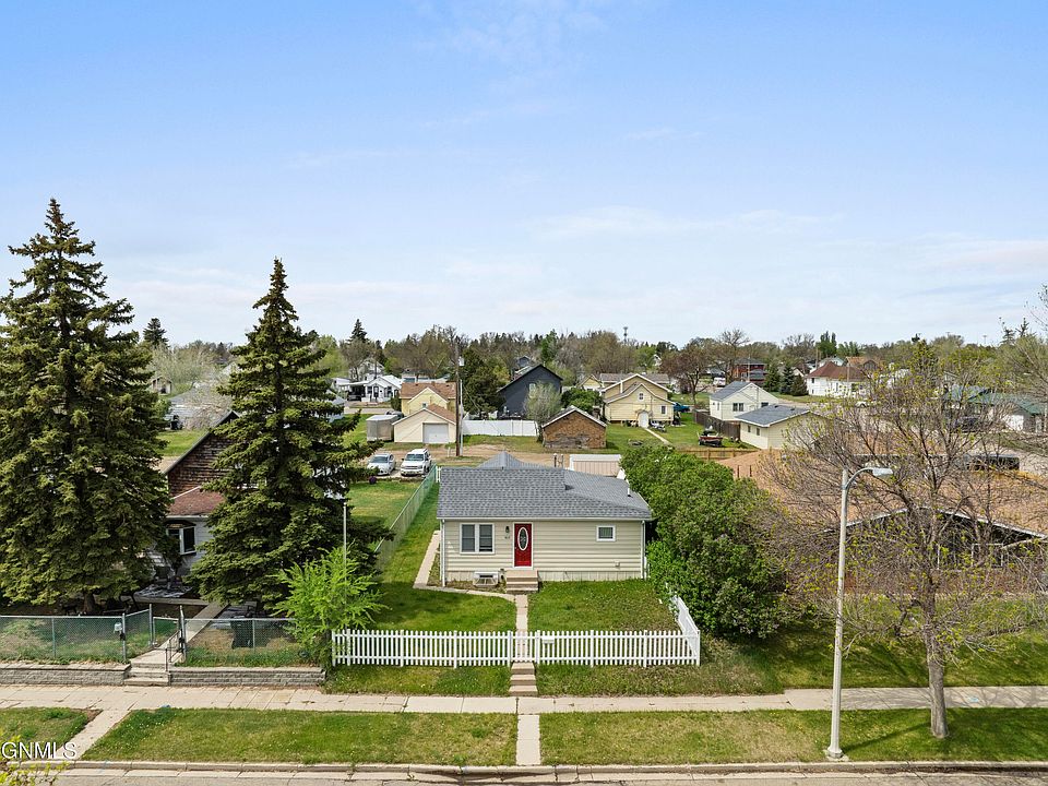 1st image of 815 5th Ave W