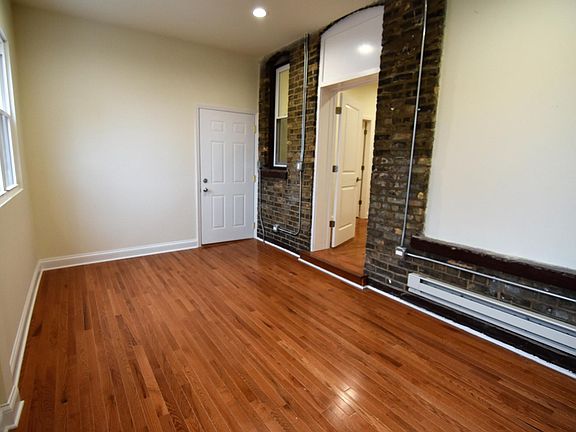 5th image of 902 W Belmont Ave #2