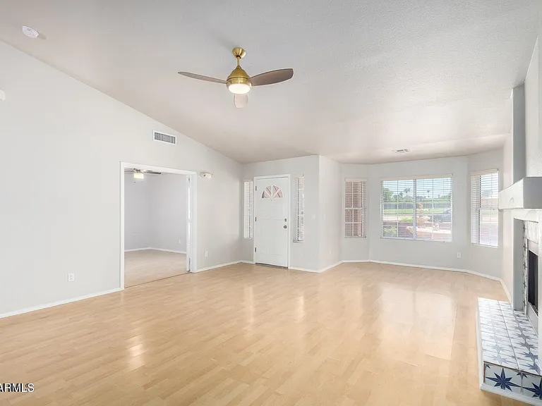 1924 E Sharon Dr — Photo 6