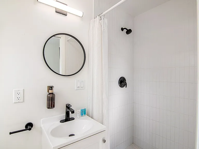 8th Street Studios Near Downtown Los Angeles Move-In Special — Photo 36