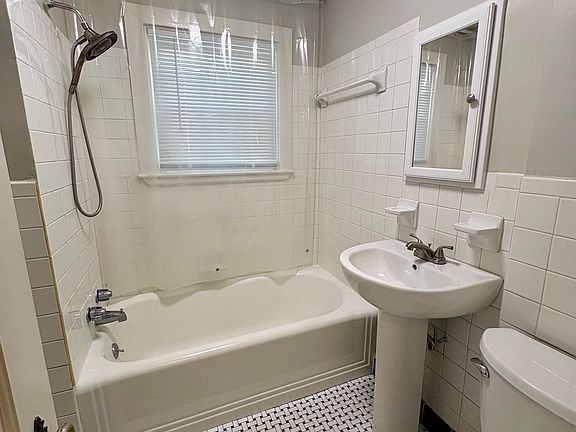2nd image of 228 Chenoweth Ln APT 2