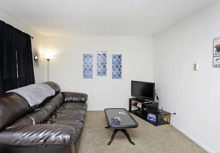 178 Leader Avenue — Photo 2
