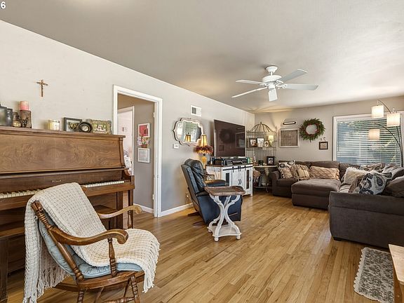 5th image of 33 W Cedar Dr