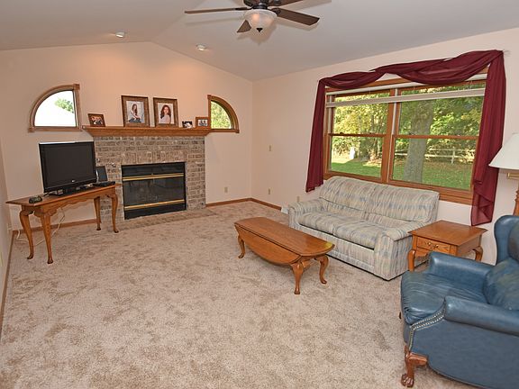 Family Room w/ Nat Fireplace