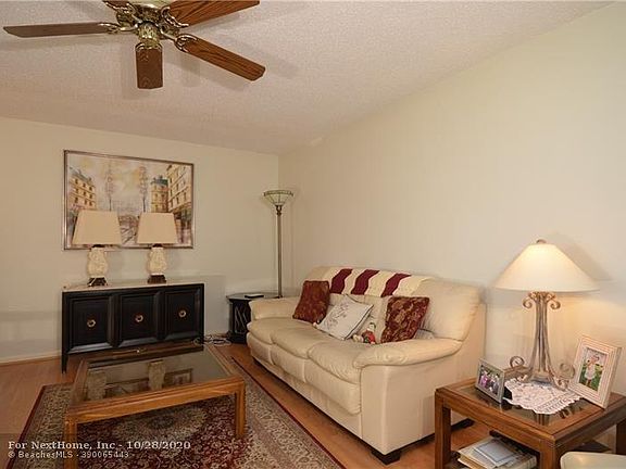 2nd image of 292 Oakridge Ct #Q-292