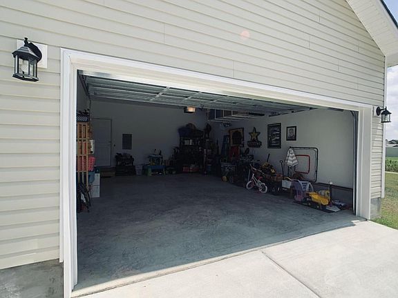 3rd image of 900 Jade Ln