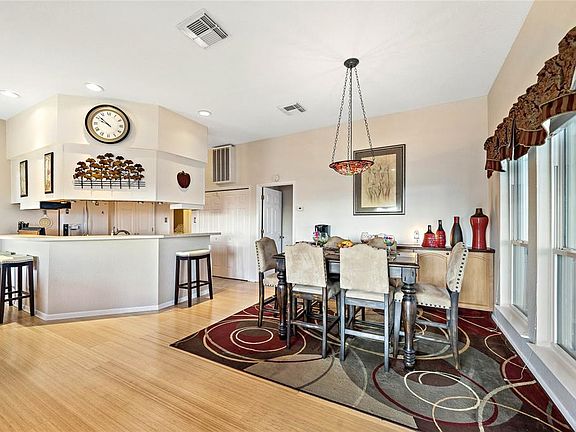 Wrap around breakfast bar in kitchen, utility & pantry nearby.
