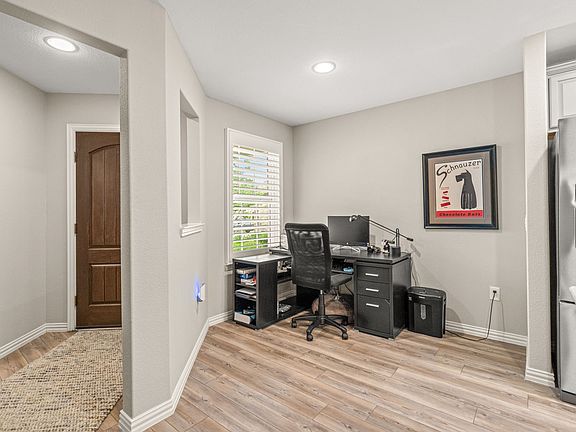 4th image of 804 Hidden Eddy Dr