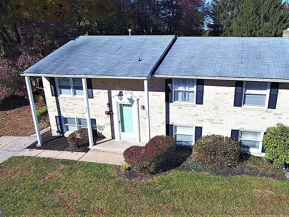4th image of 410 Deacon Brook Cir