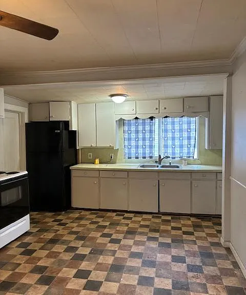 223 Spring St — Photo 2
