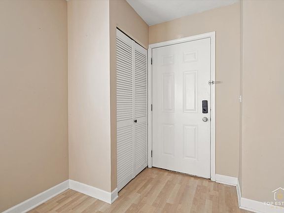 3rd image of 1511 Quaker Ln #120C