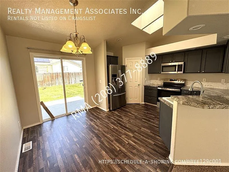 Charming 3 Bedroom home! — Photo 4