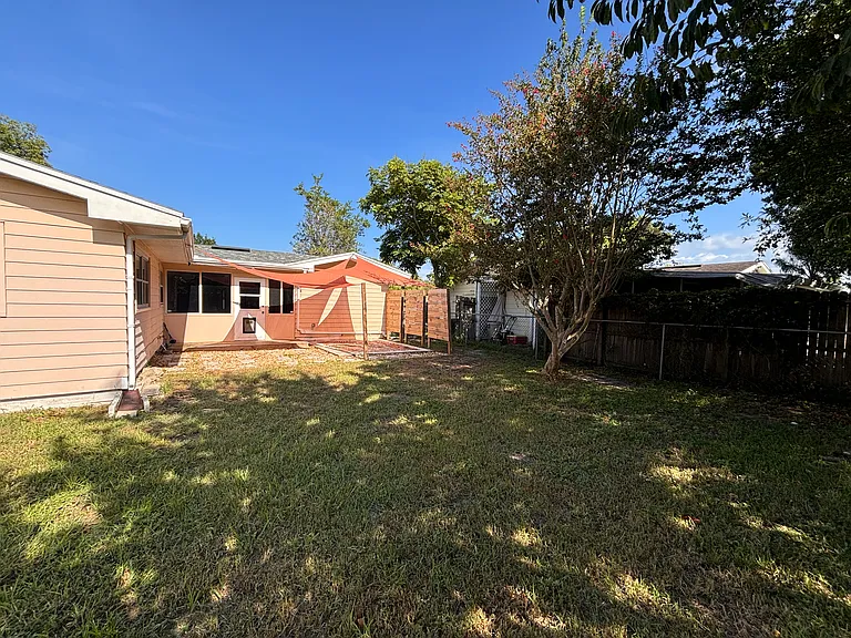 201 Deltona Blvd — Photo 3