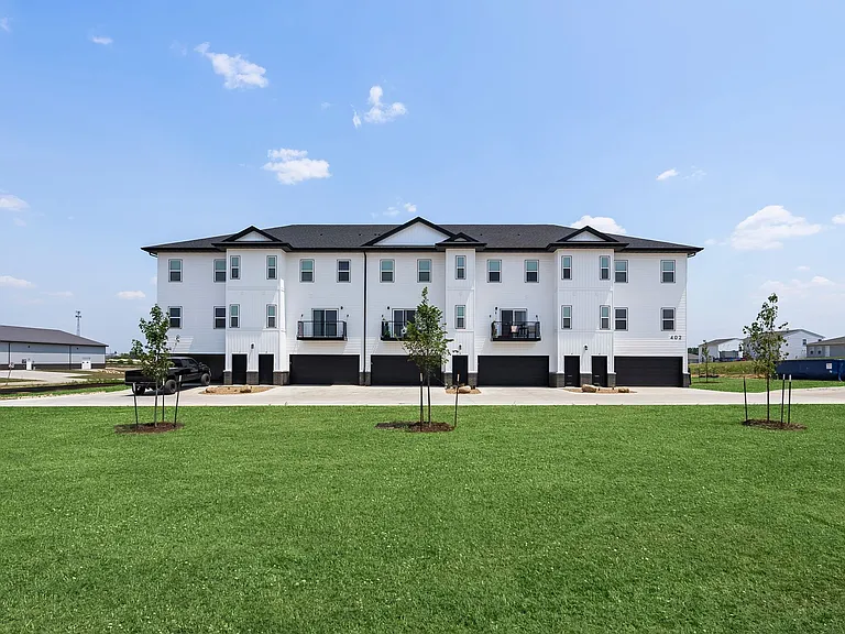 Twin Oaks Apartments — Photo 1
