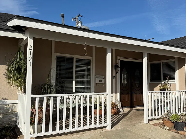 2121 E Linfield St — Photo 2