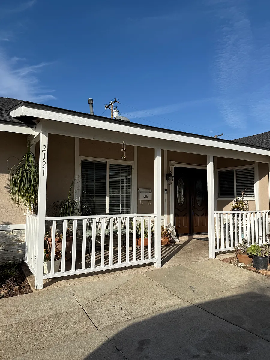 Building Photo - 2121 E Linfield St