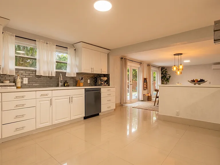 1217 Seabreeze Blvd — Photo 14