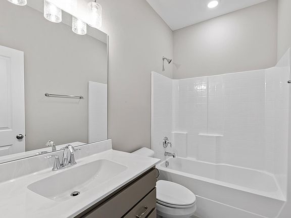 The Roseland A Full Bath