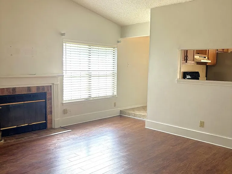 5900 Grelot Rd #101 — Photo 7