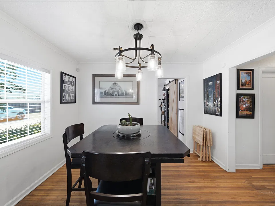 1105 E 38th Pl