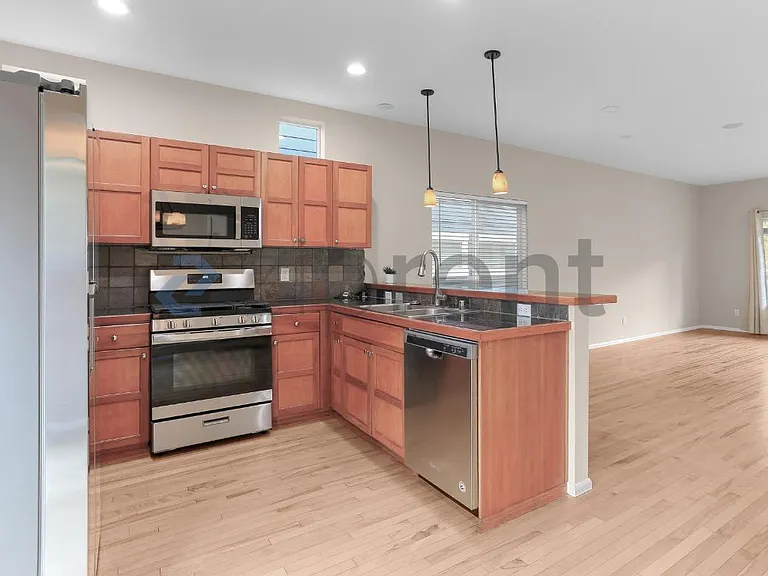 2478 NE Iverson Ln — Photo 6