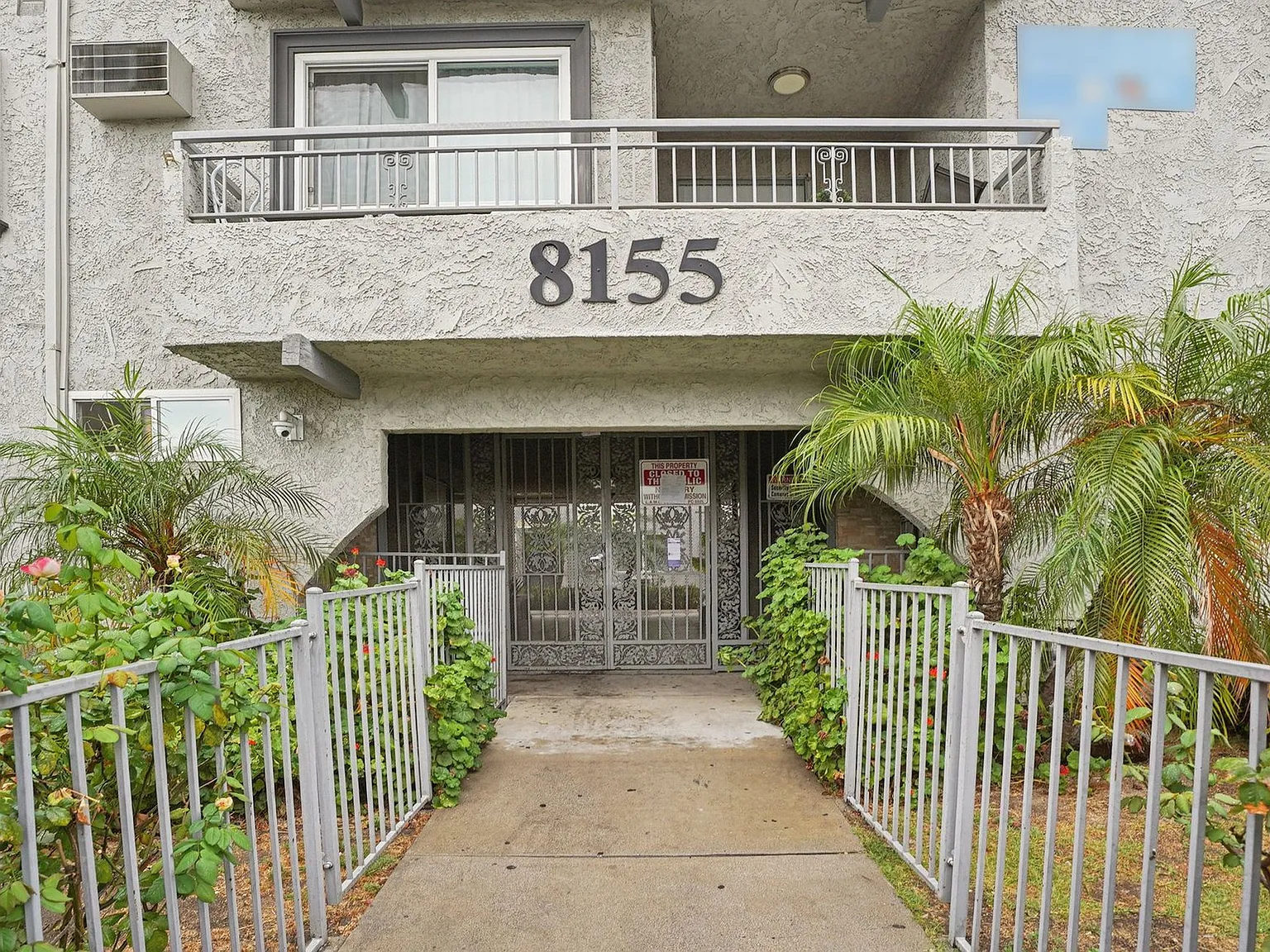 8155 Reseda — Photo 2