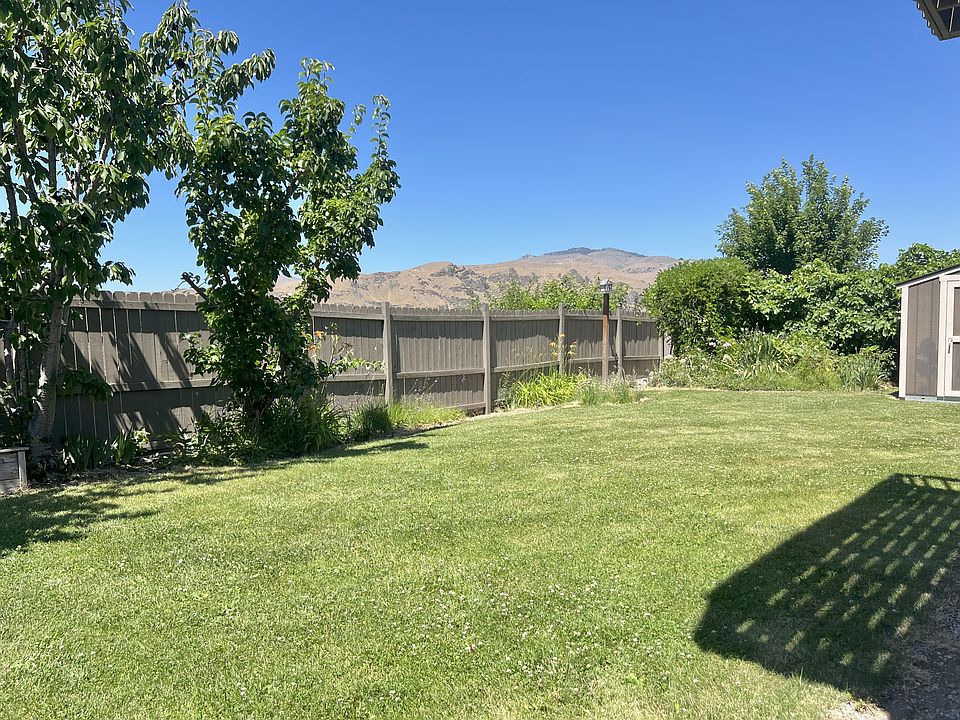 Shared Backyard with firepit. Shed not included.
