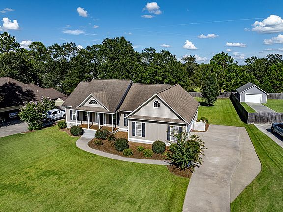 5th image of 27 Surrey Cir