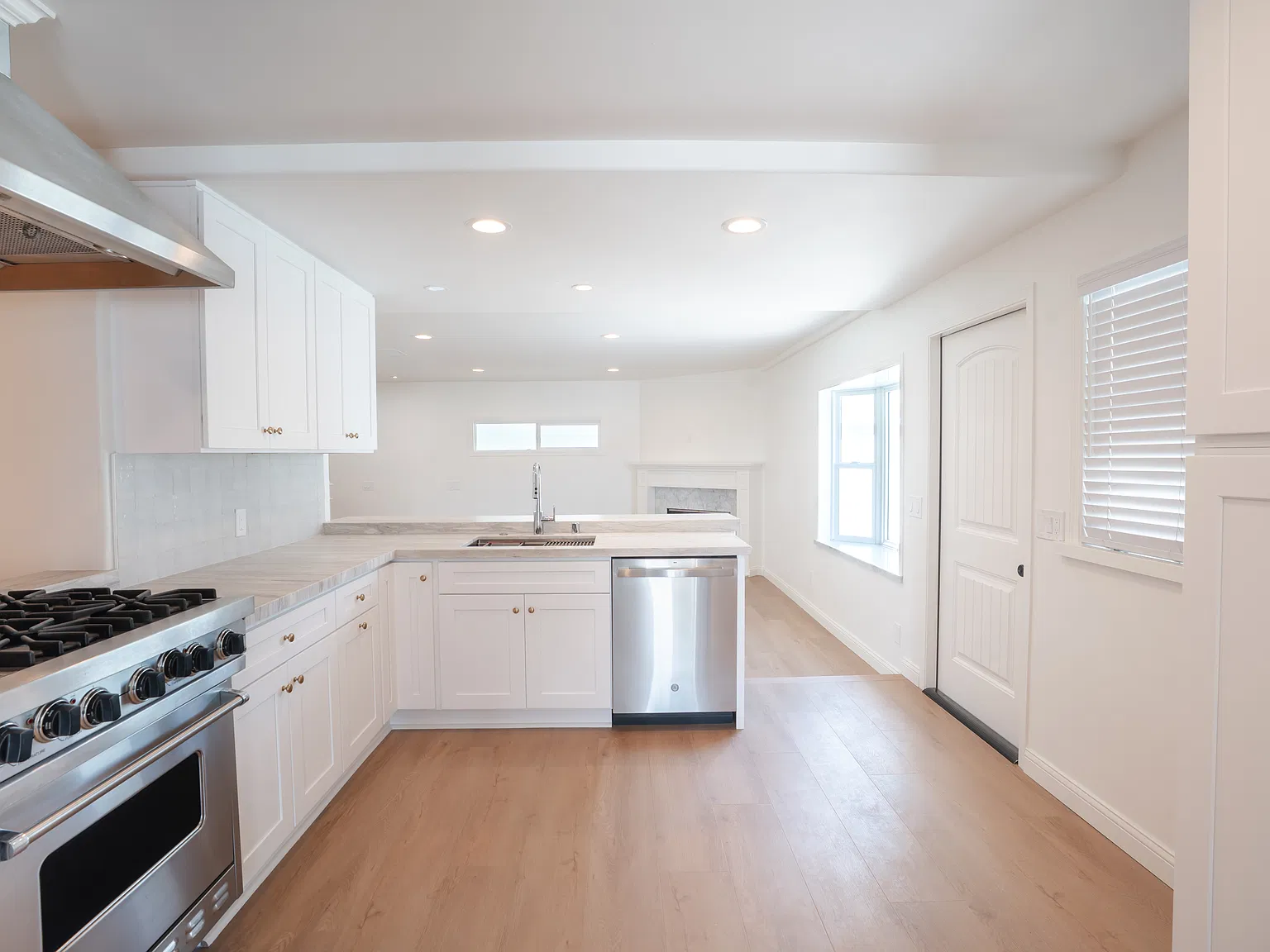 4 bed, 2500 sqft, $7,850 — Photo 4