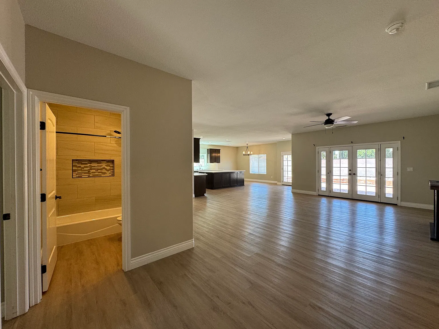 5 bed, 2833 sqft, $2,950 — Photo 2