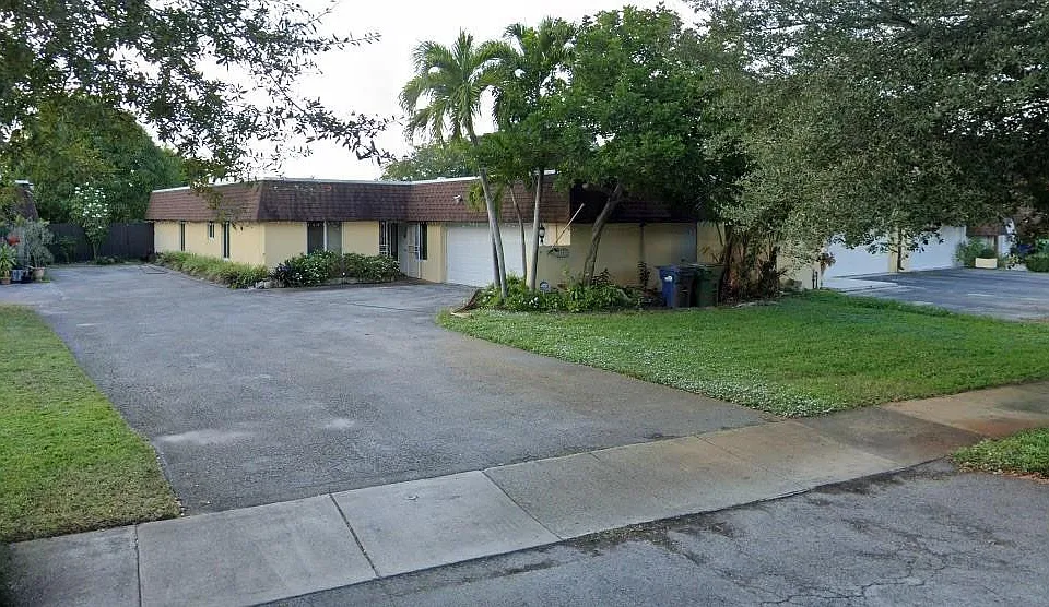 19112 W Lake Dr