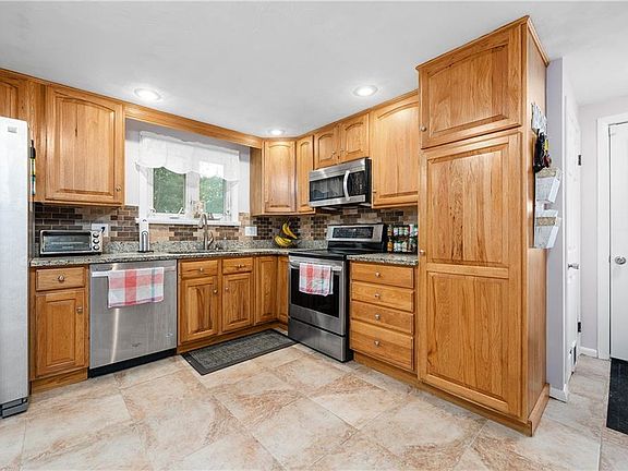 5th image of 204 Abbey Dr