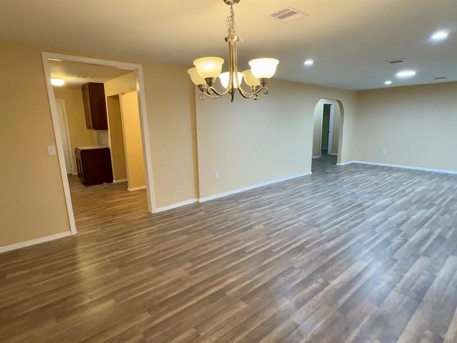 3 bed, 2.0 bath, 1200 sqft, $1,250 — Photo 1