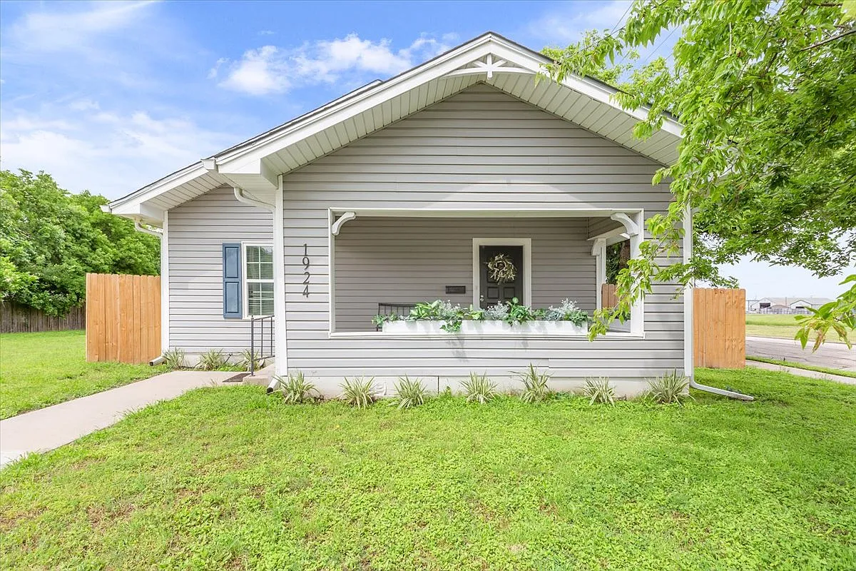5 bed, 1726 sqft, $3,000 — Photo 3