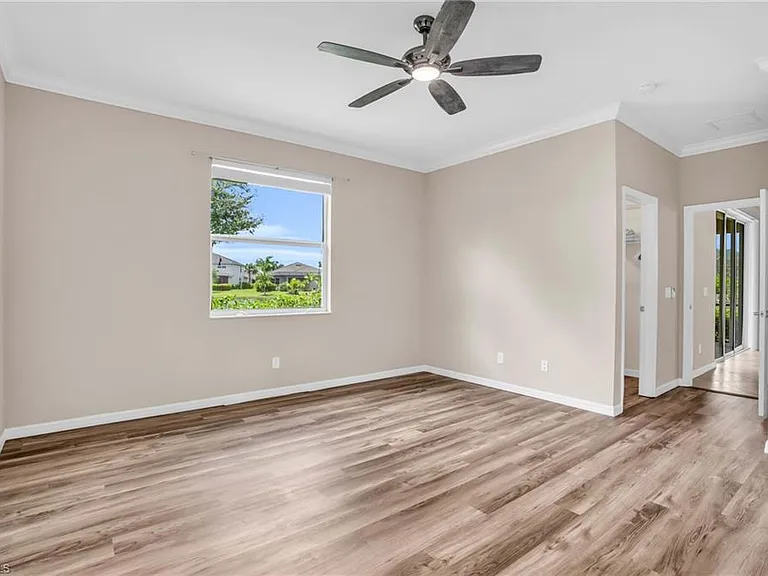 2061 Hamlin St — Photo 16
