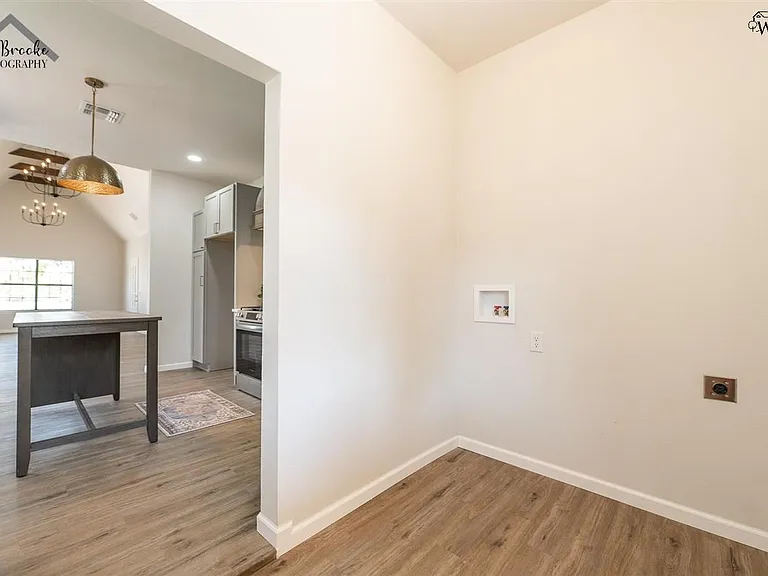 103 W Aldine St — Photo 15