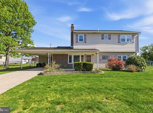 154 Pinewood Dr, Levittown, PA 19054