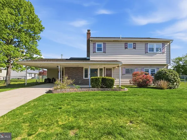 154 Pinewood Dr, Levittown, PA 19054