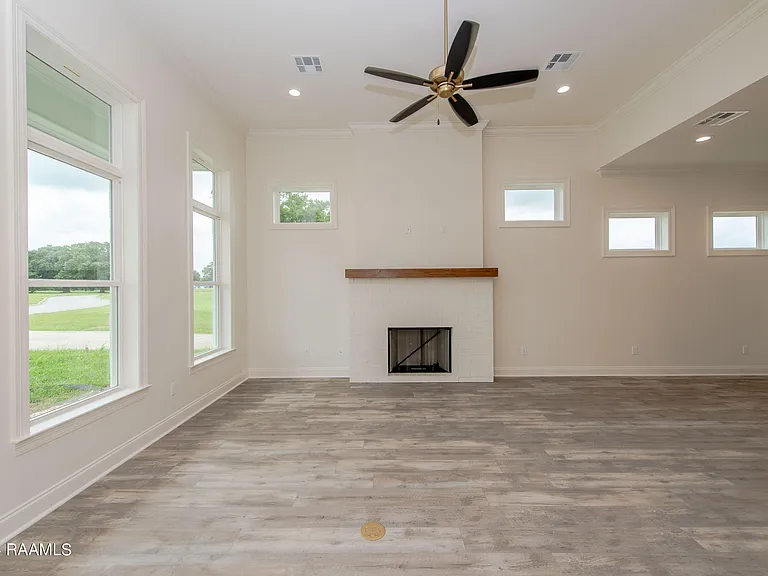 424 Dunvegan Ct — Photo 5