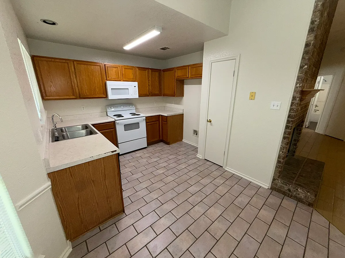 Building Photo - 4802 Silver Wood Ct
