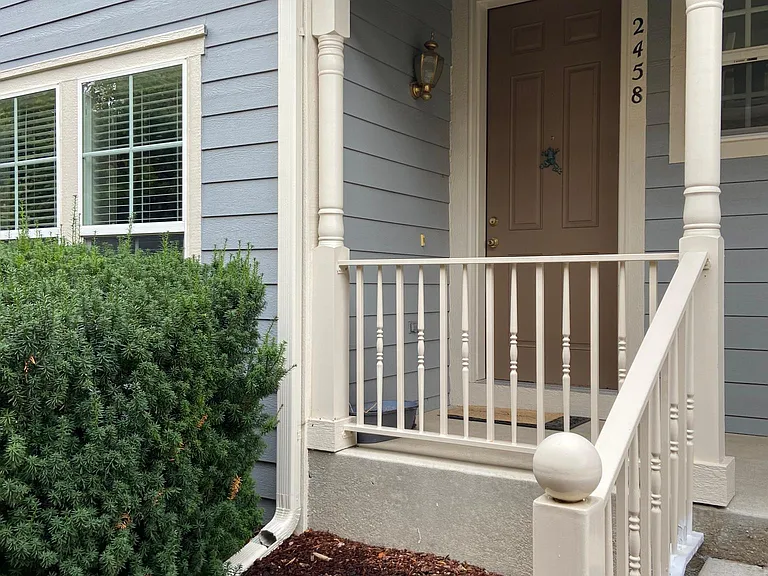2458 Syracuse St — Photo 1