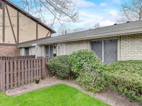 264 Sagamore Hills Drive #264, Port Jefferson Station, NY 11776