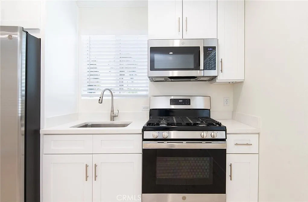 1 bed, 423 sqft, $2,200 — Photo 3