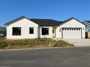 270 Saint Ives Dr, Talent, OR 97540