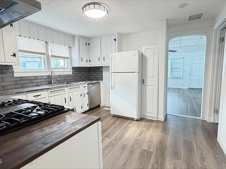 104 Burlington Ave — Photo 16