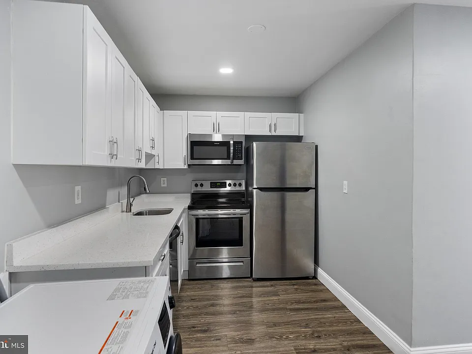 823 Newington Ave #1