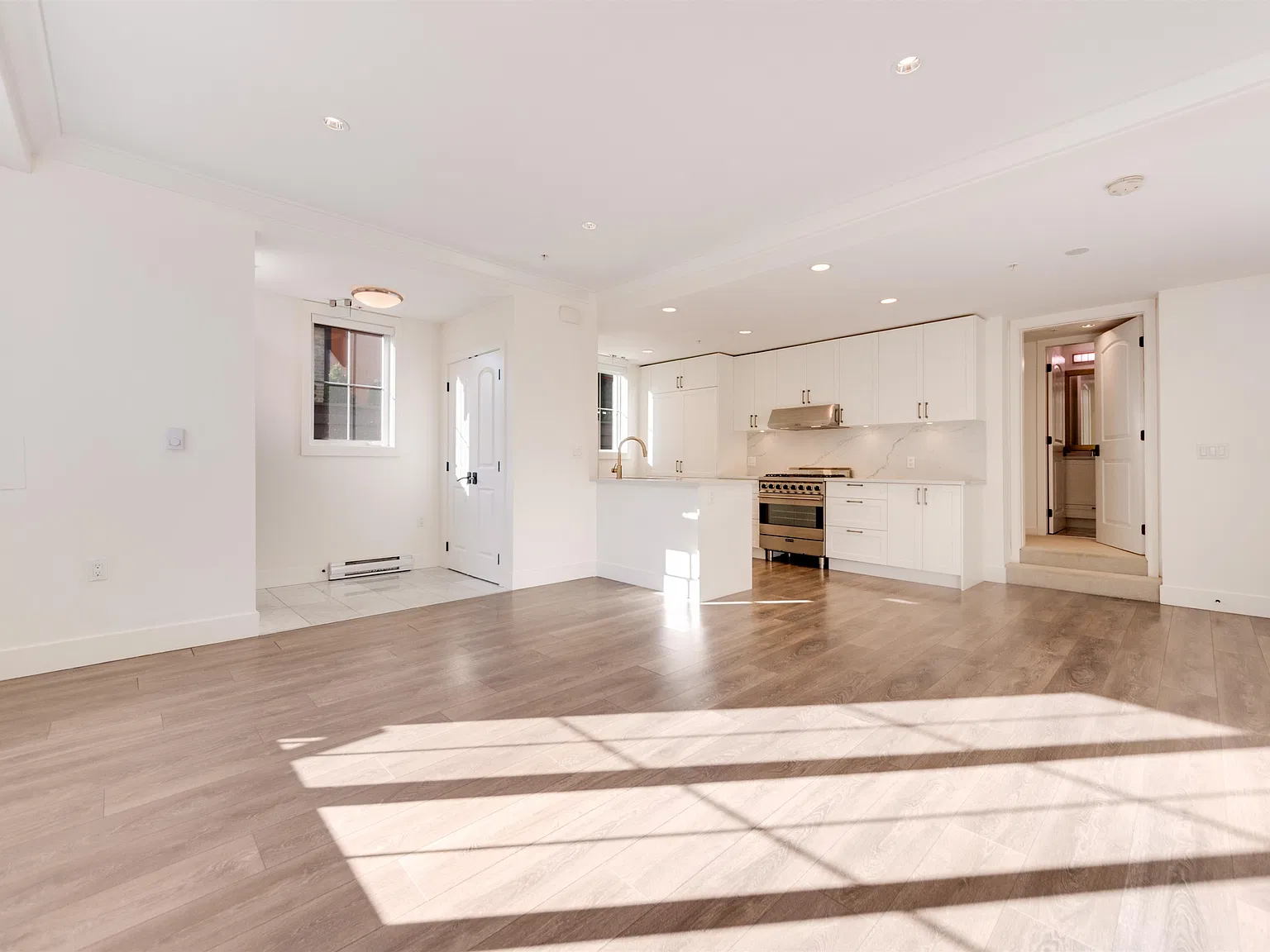 1 bed, 834 sqft, $2,400 — Photo 3