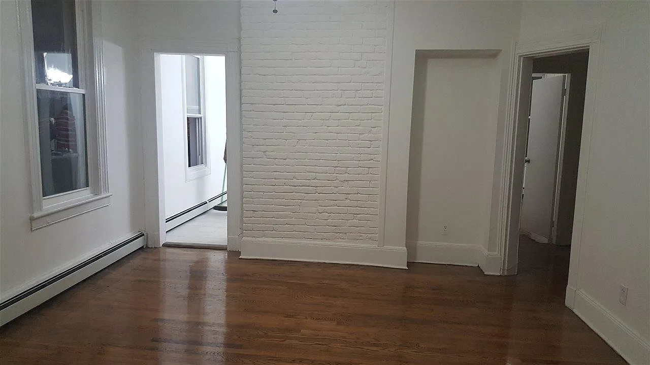2 bed, 1.0 bath, 1250 sqft, $2,800 — Photo 2